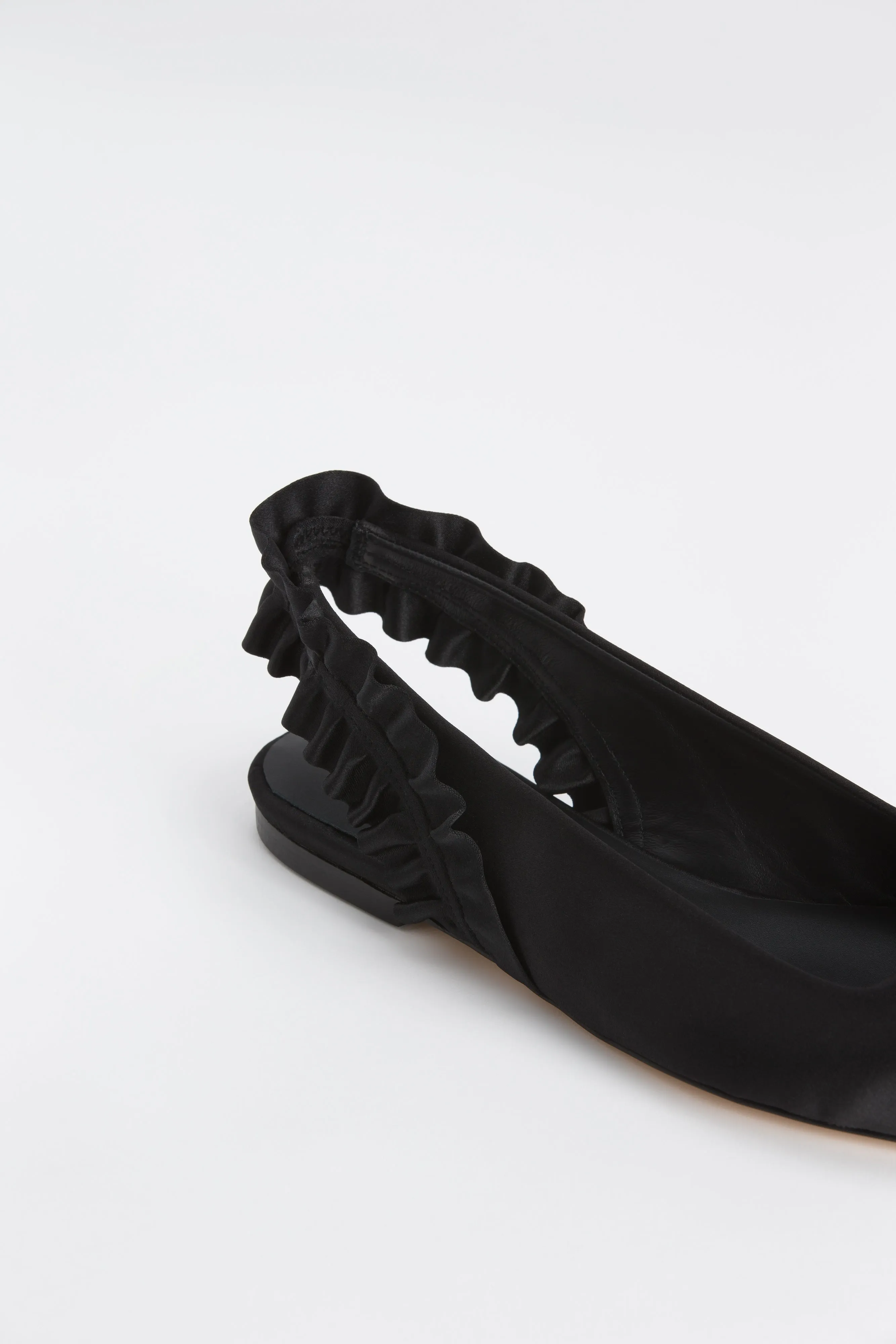 RUFFLE FLAT | SATIN BLACK001